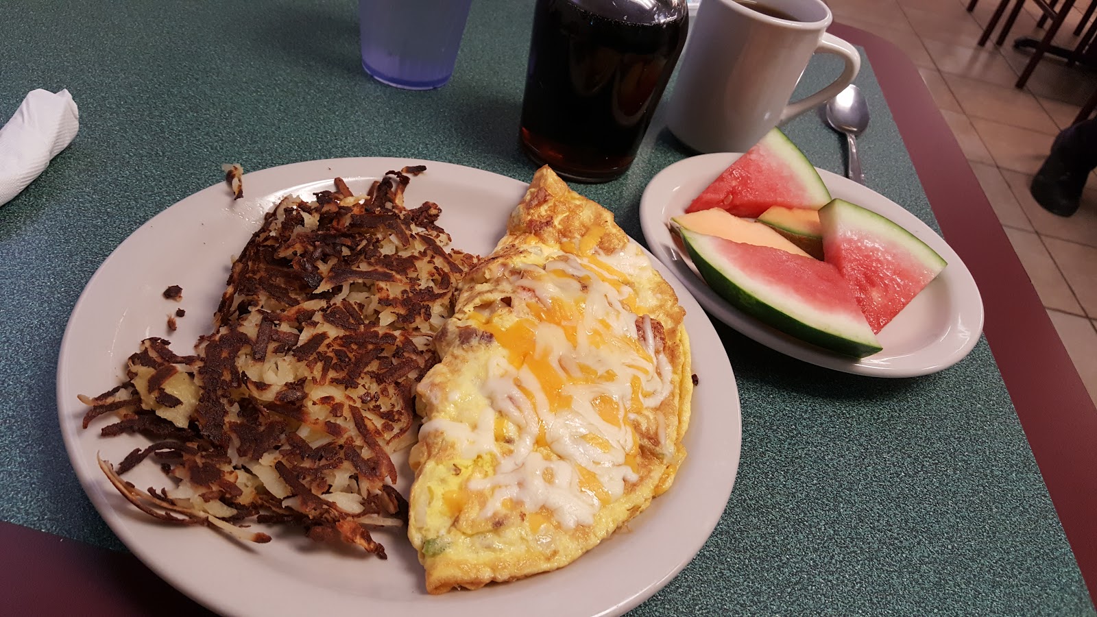 Cheese omelette with hashbrowns and fresh fruit